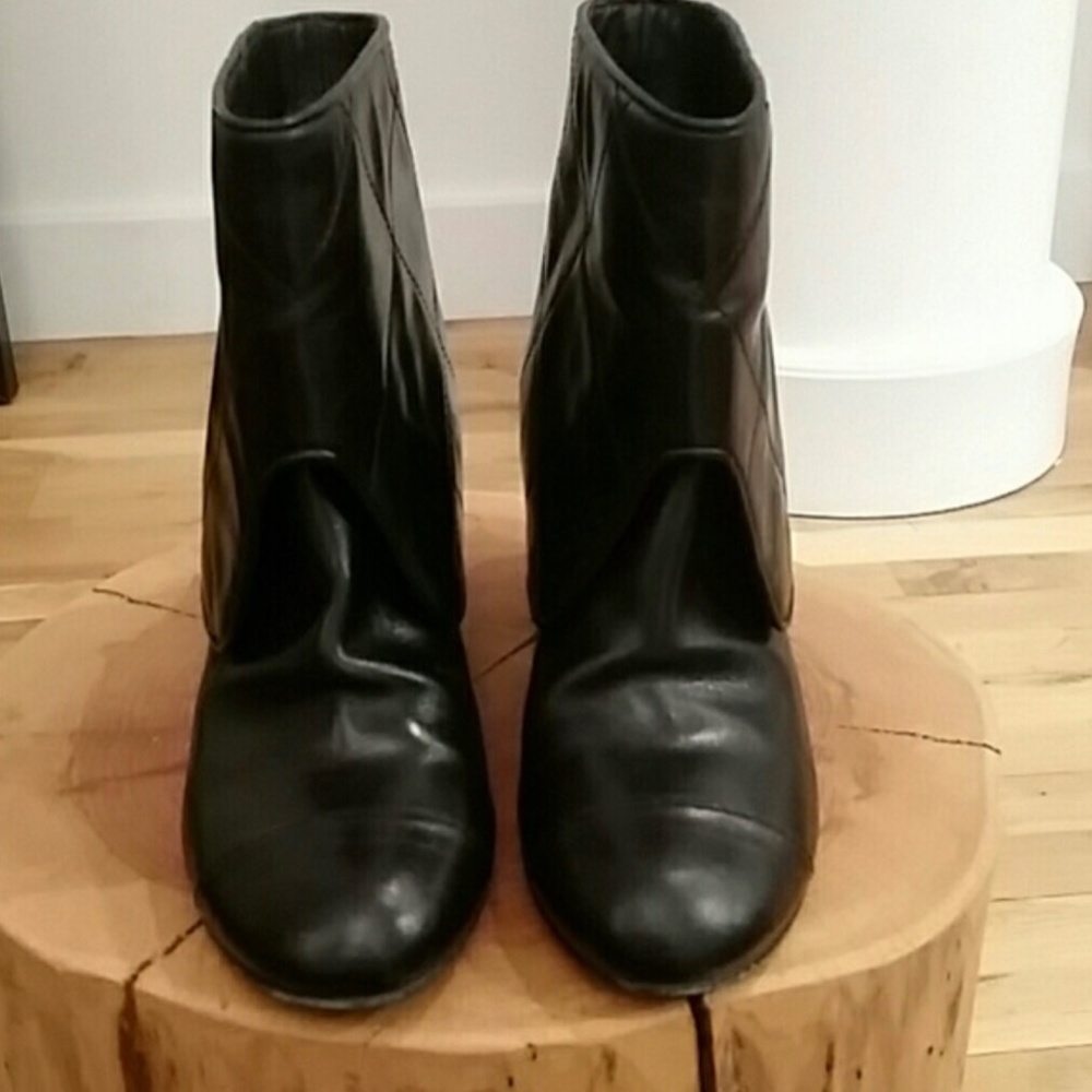 CHANEL quilted black leather booties - Picture 3 of 5